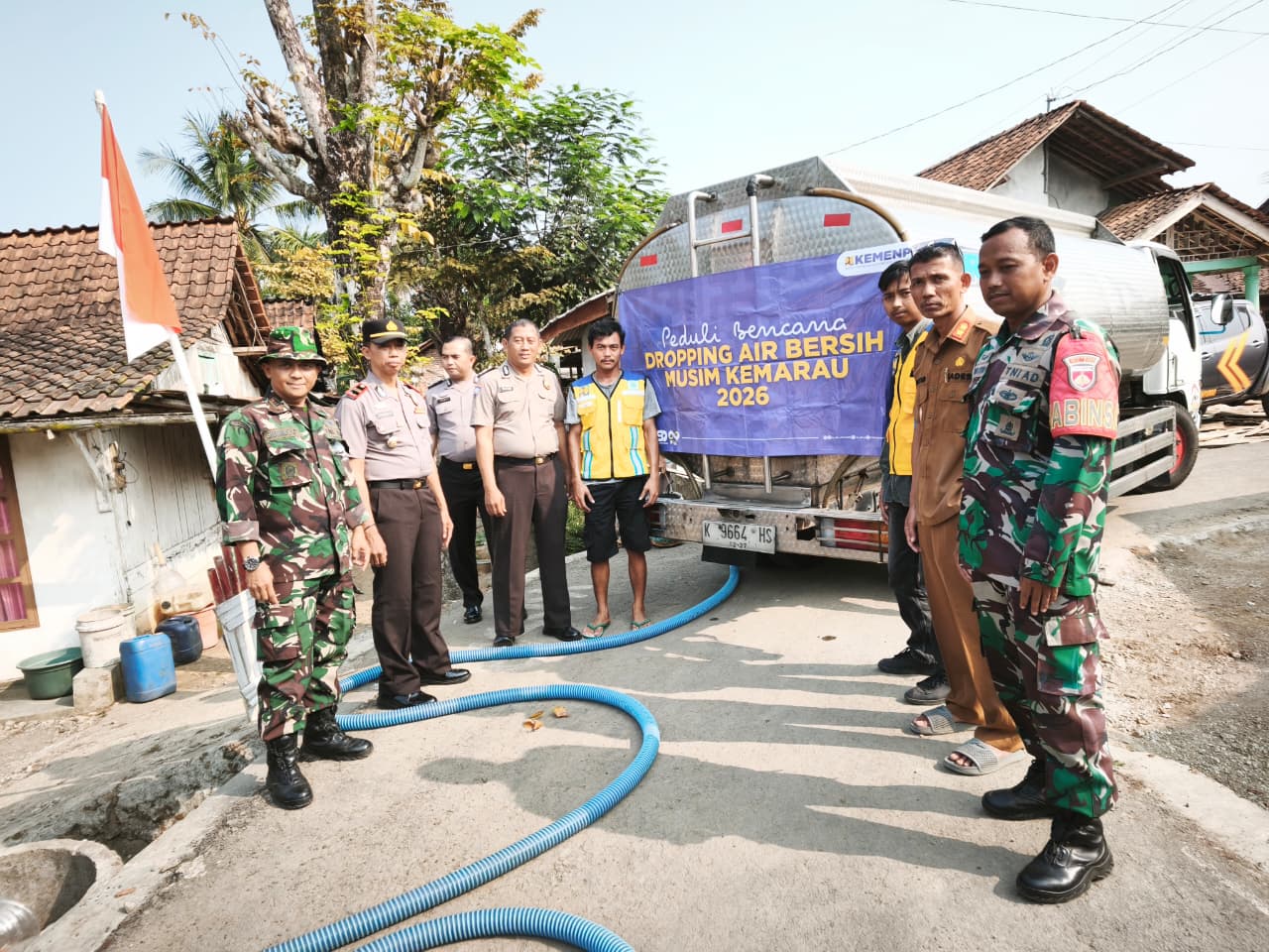 Polsek Wangon Bersama Forkopimcam Kawal Penyaluran Air Bersih di Desa Jurangbahas