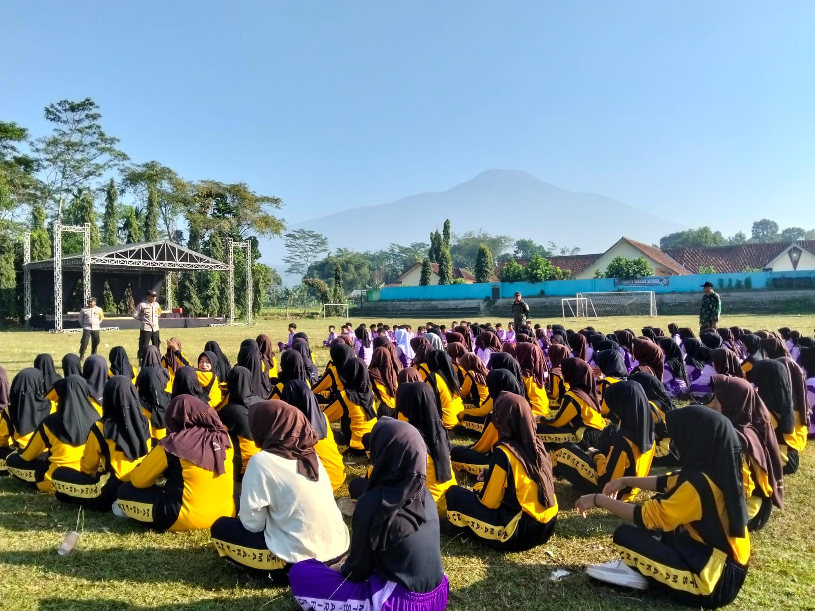 Bhabinkamtibmas Polsek Sumbang Banyumas Tanamkan Disiplin Siswa Lewat Materi PBB