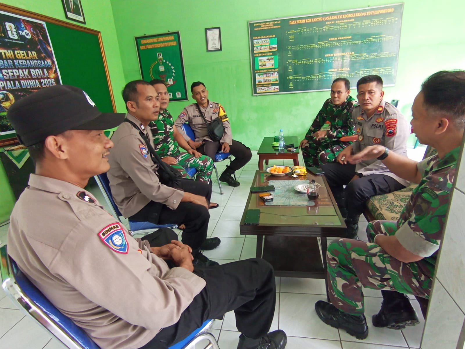 Perkuat Soliditas TNI-Polri, Polsek Tambak Banyumas Silaturahmi ke Koramil 12
