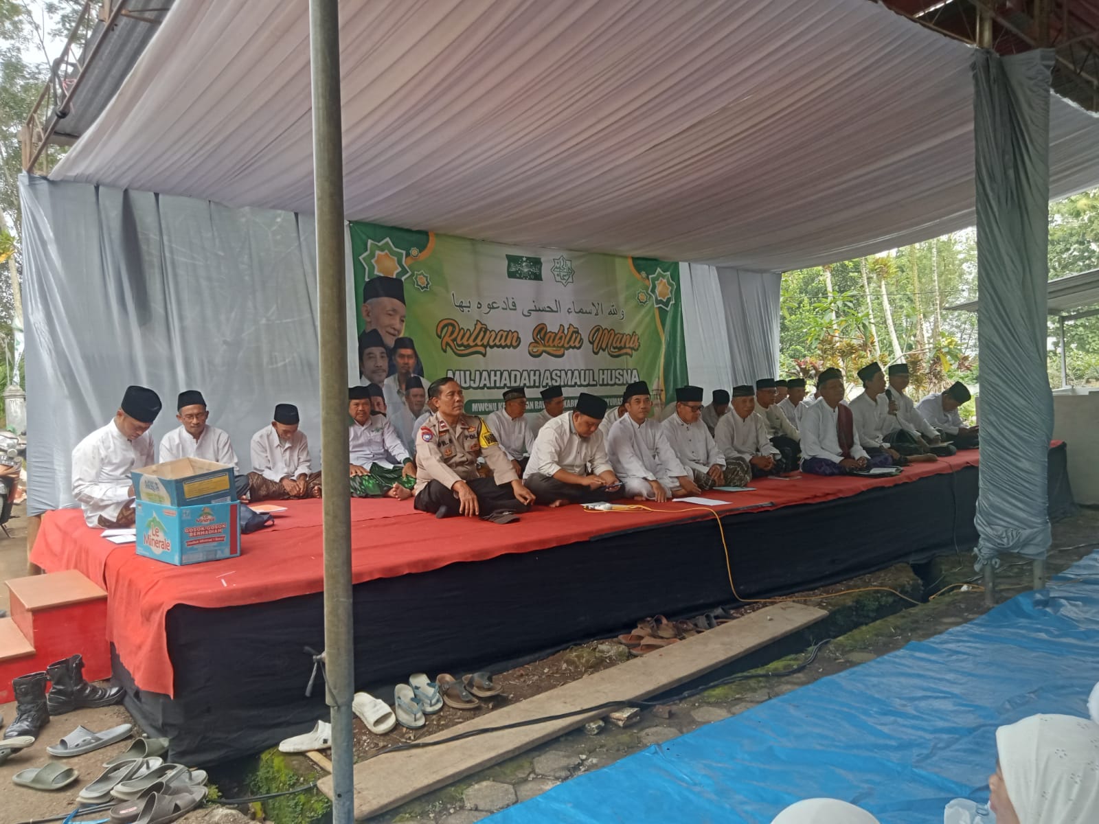 Bhabinkamtibmas Polsek Rawalo Polresta Banyumas Monitoring Kegiatan Keagamaan di Makam Sunan Papak Bayeman