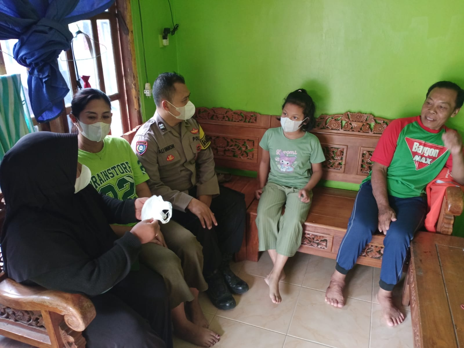 Bhabinkamtibmas Polsek Wangon Banyumas Dampingi Tracing TOSS TB di Desa Klapagading