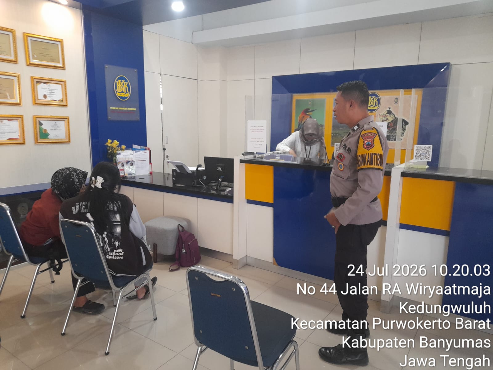 Polsek Purwokerto Barat Banyumas Ajak Nasabah Manfaatkan Layanan Pengawalan Polisi Saat Membawa Uang Tunai