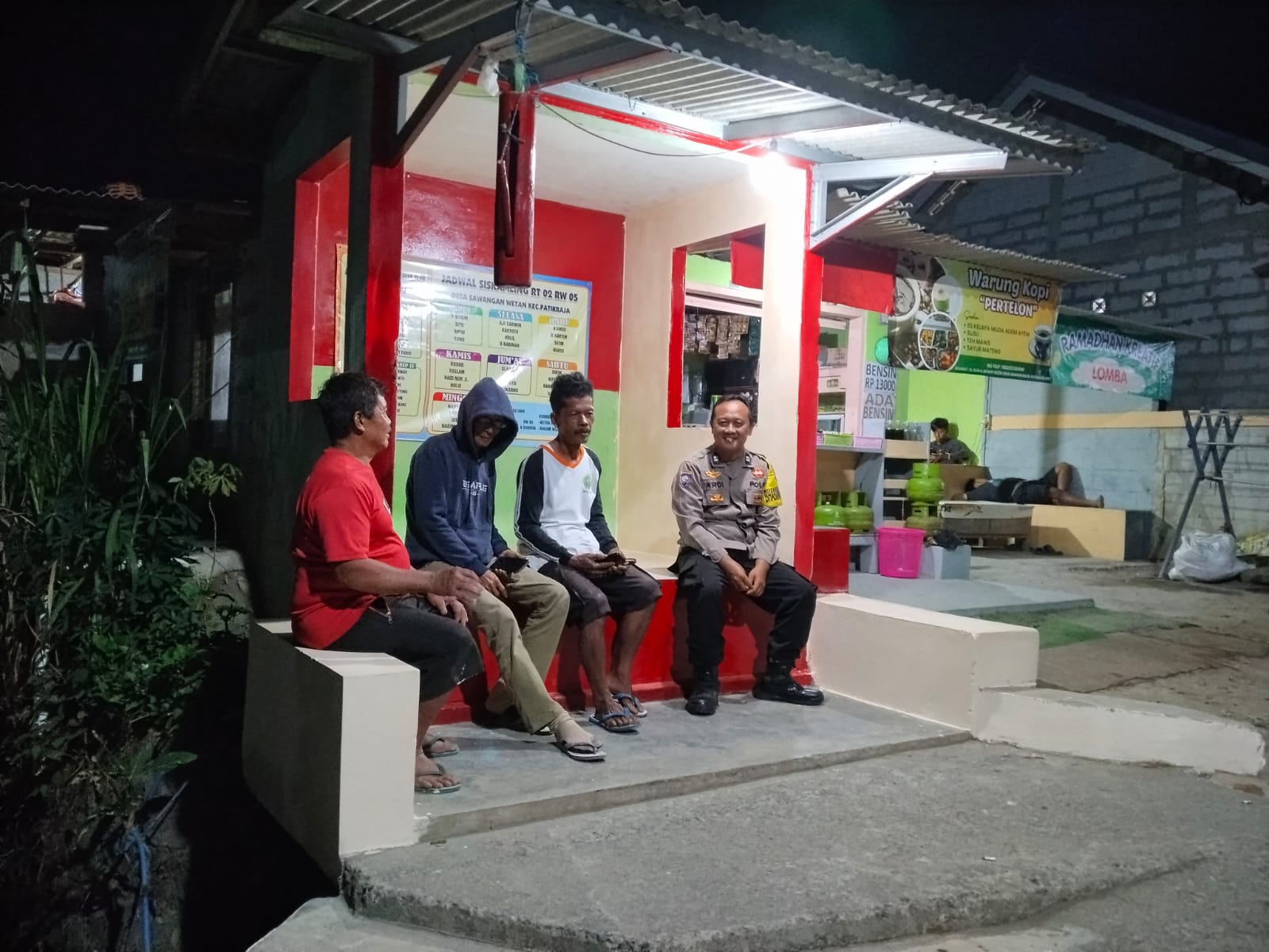 Sambang Pos Kamling, Bhabinkamtibmas Jatilawang Perkuat Kamtibmas dengan Warga Desa Pekuncen