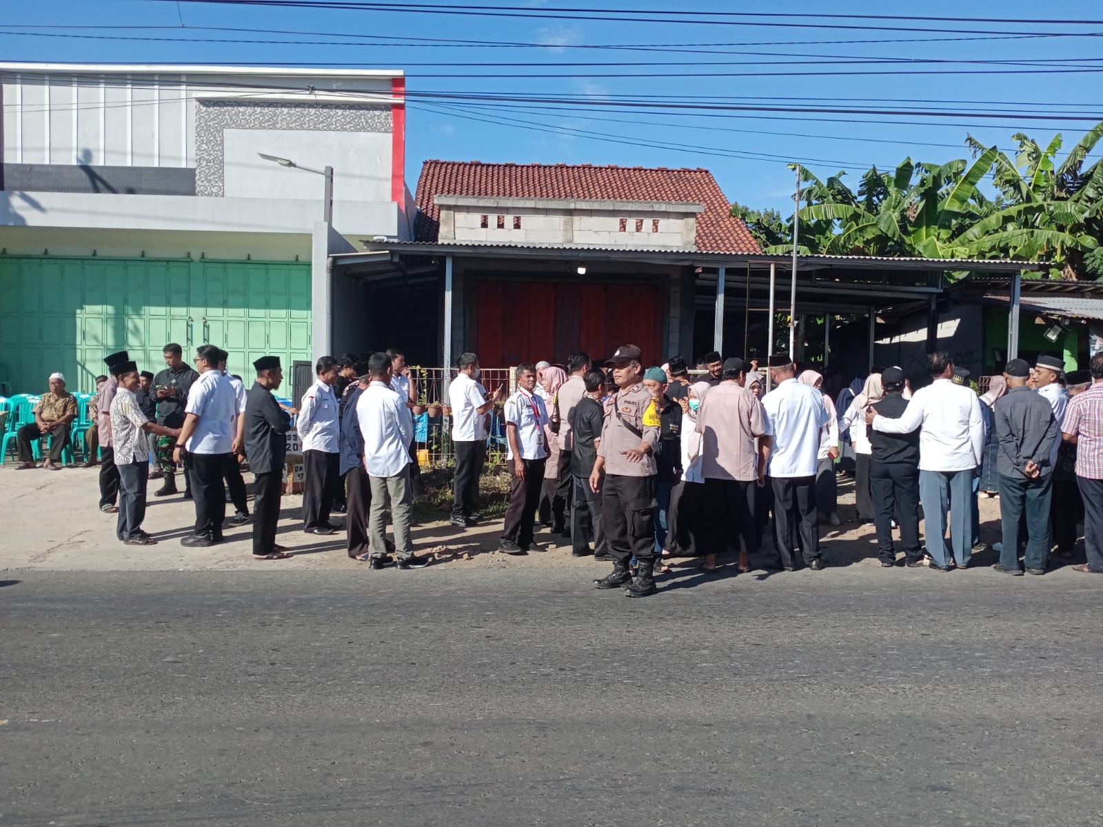 Bhabinkamtibmas Banyumas Tunjukkan Empati, Hadiri Takziah Warga Sumpiuh