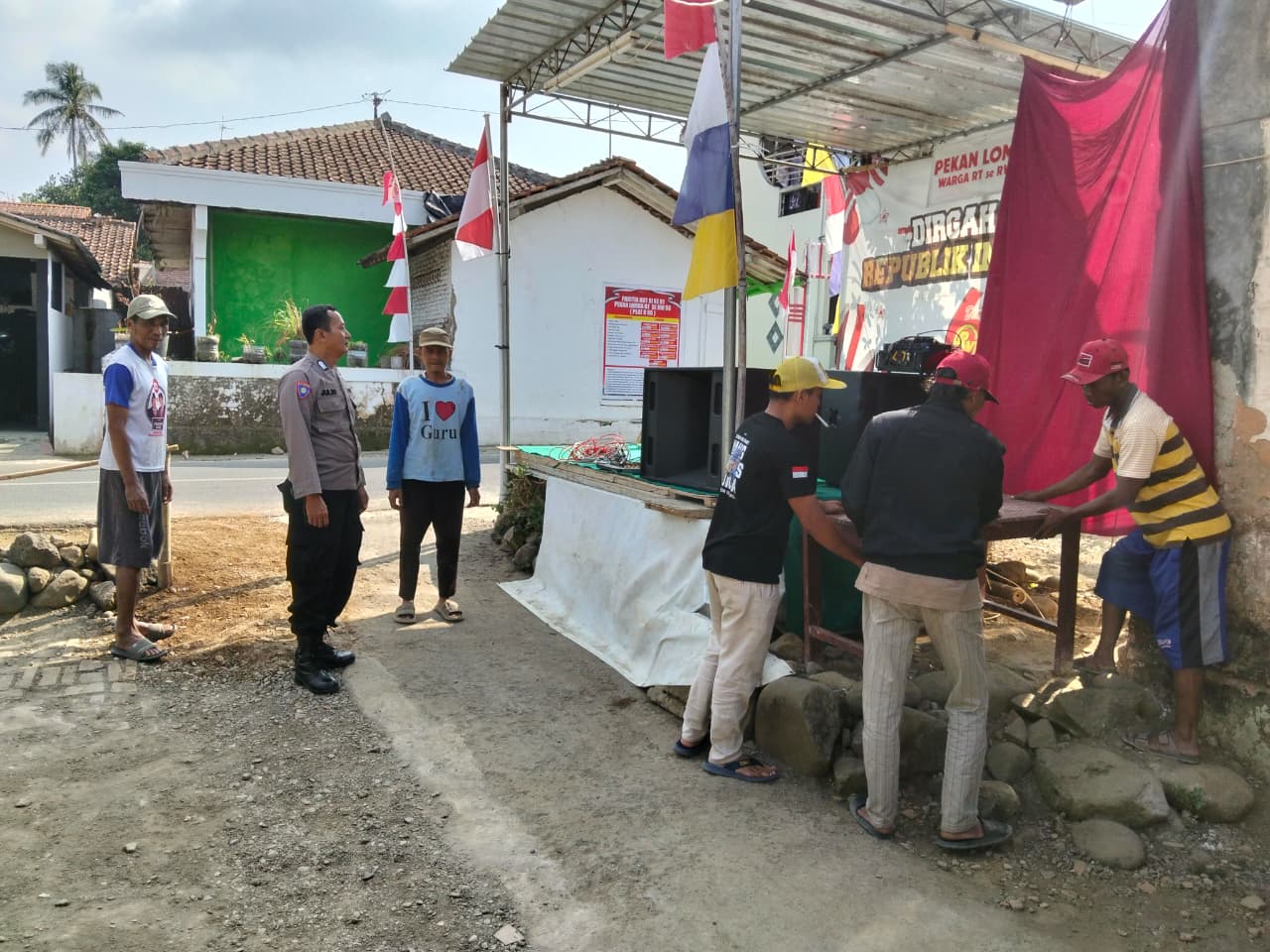 Guyub Sambut HUT RI ke-81, Bhabinkamtibmas Ajibarang Turut Gotong Royong Bersama Warga Ciberung