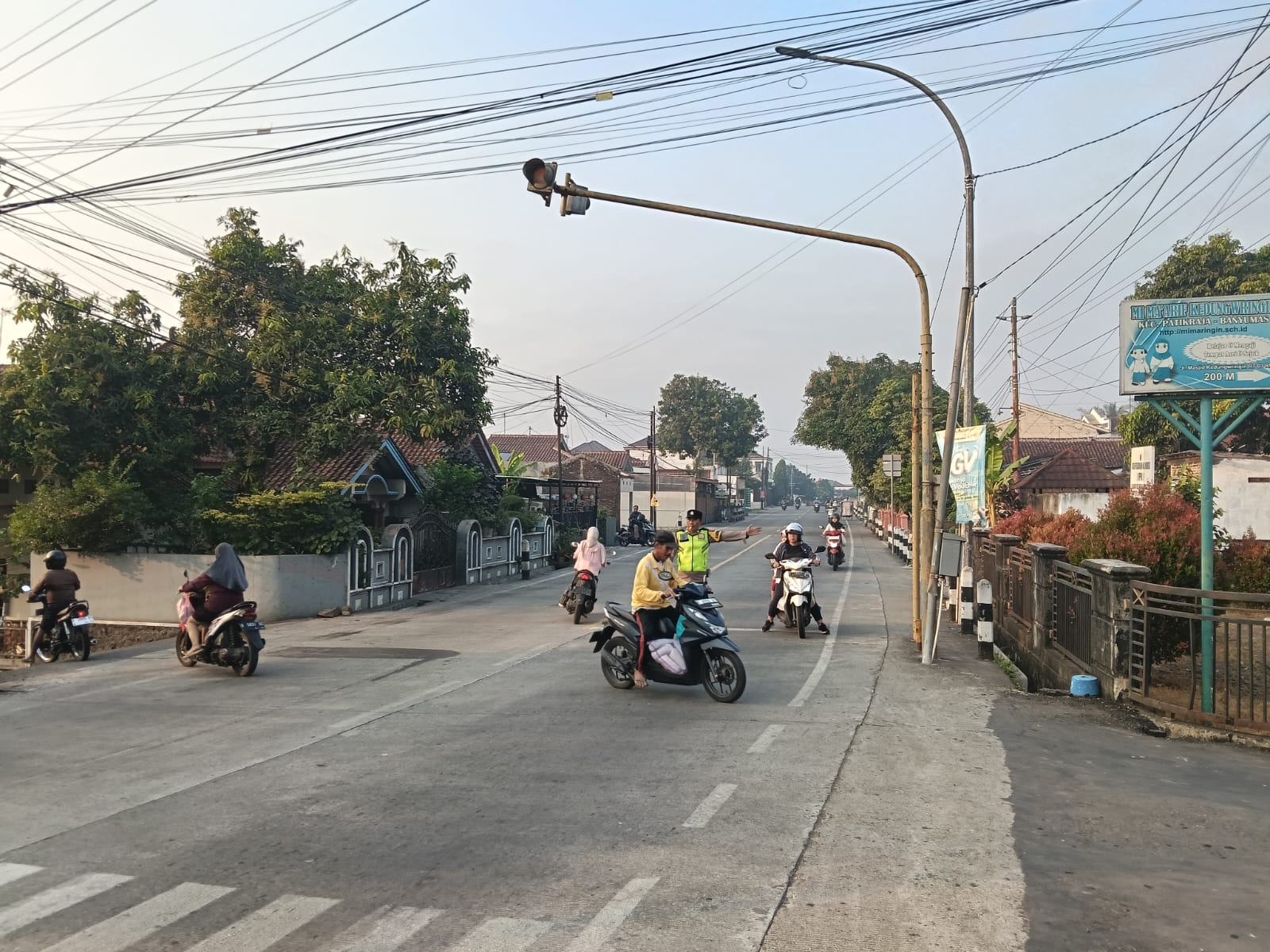 Yanmas Pagi, Polsek Cilongok Banyumas  Berikan Rasa Aman Bagi Pelajar dan Pengguna Jalan