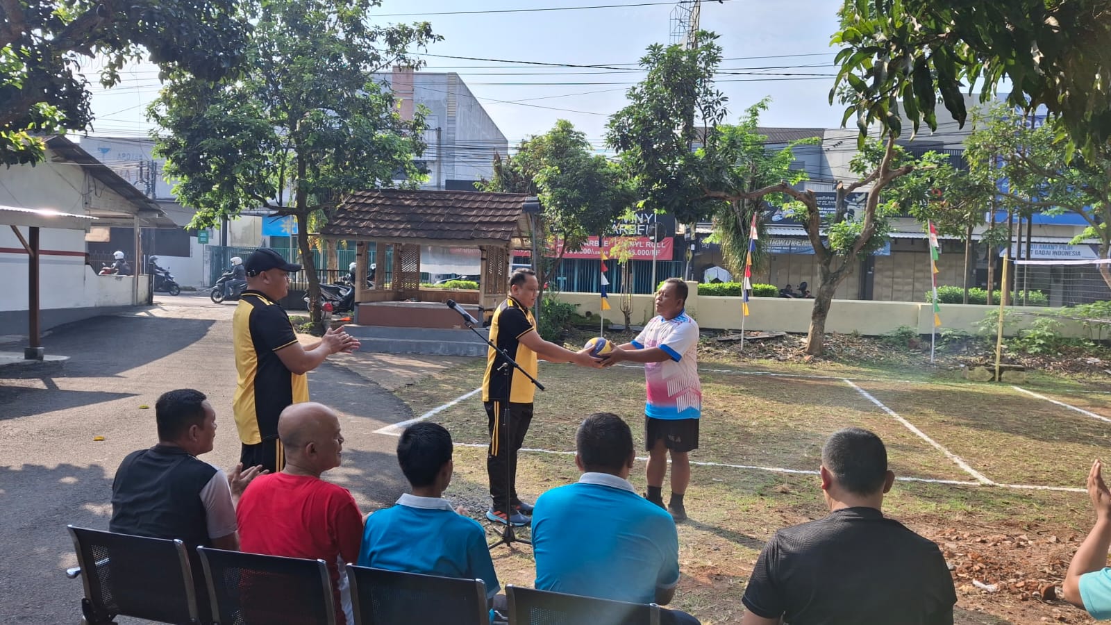 Semarakkan HUT Bhayangkara ke-80, Polsek Gumelar Dorong Prestasi Atlet Voli Putri