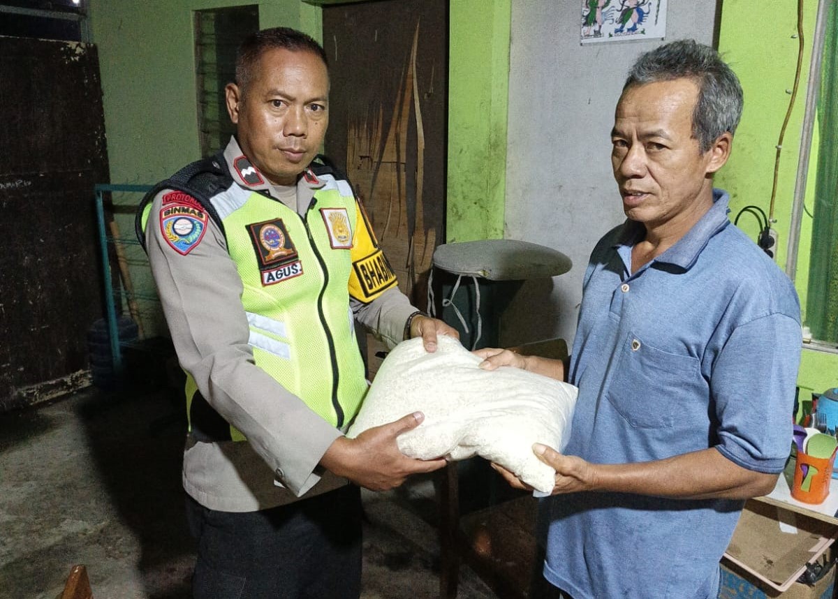 Bhabinkamtibmas Purwokerto Selatan Polresta Banyumas Salurkan Bansos Bagi Warga Terdampak Angin Kencang di Berkoh