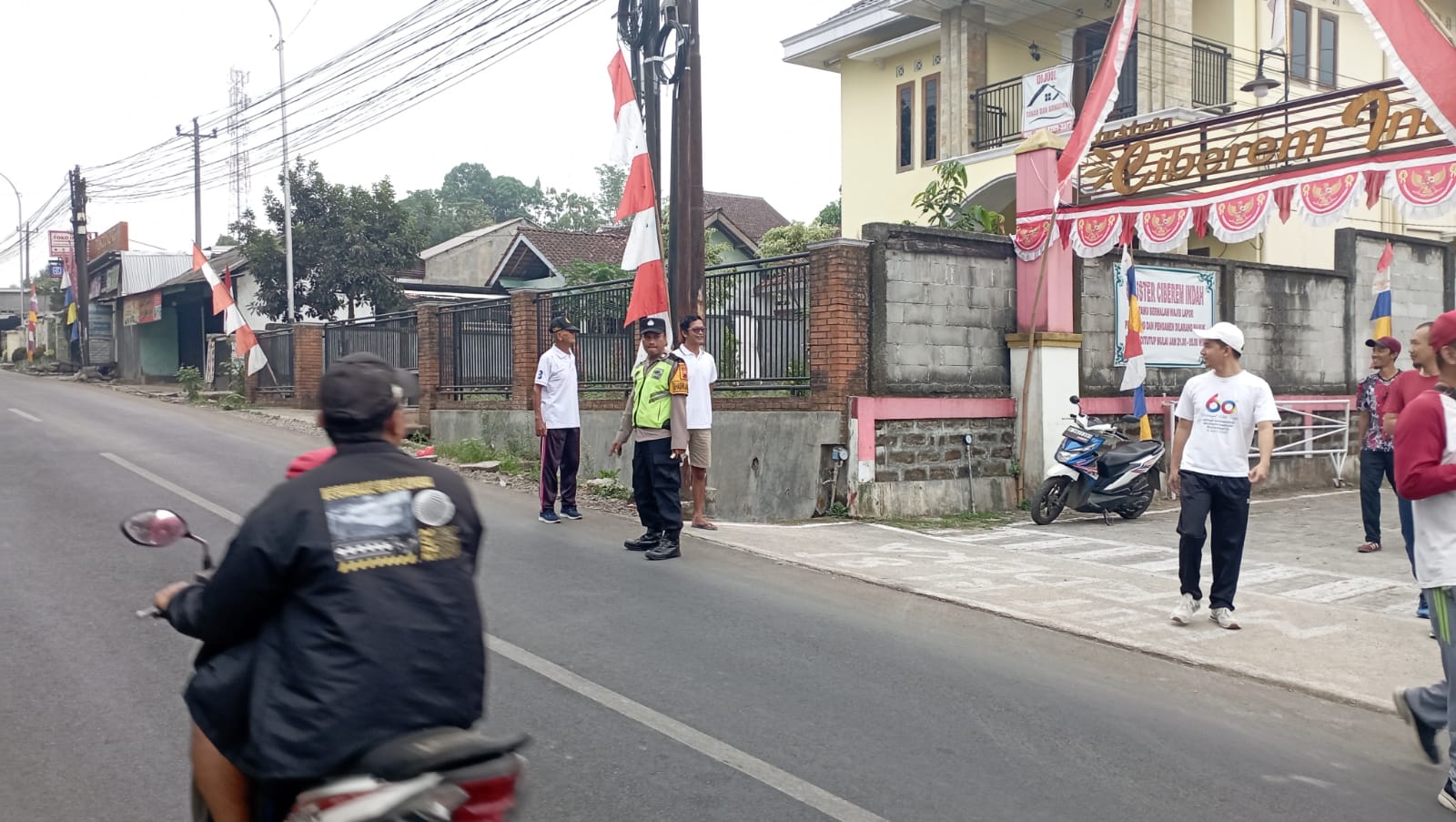 Semarak HUT RI ke-81, Bhabinkamtibmas Purwokerto Timur Polresta Banyumas Pastikan Jalan Sehat Warga Kranji Aman